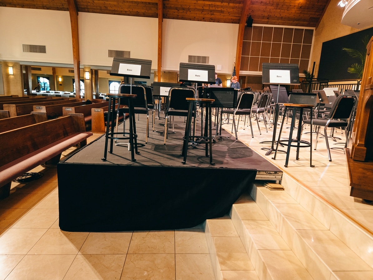 Stage size comparison showing 8x12, 16x24, and 24x40 configurations with deck counts labeled